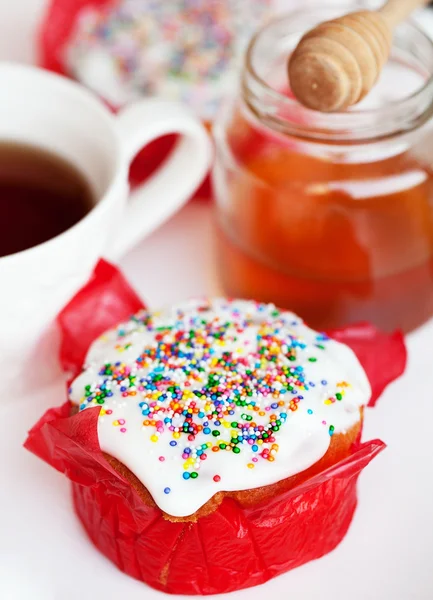 Easter tradisional kue Kulich dengan teh dan madu — Stok Foto