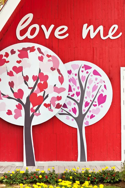 Czerwona ściana z drzewa ozdobne i miłość — Zdjęcie stockowe