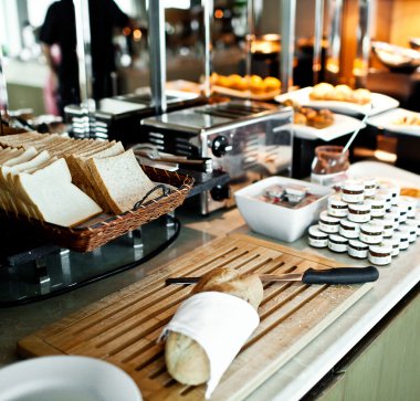 ekmek kızartma makinesi ile büfe tablo taze pasta çeşitleri