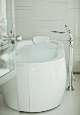 Şehir manzaralı büyük pencere karşı beyaz küvet ile banyo iç