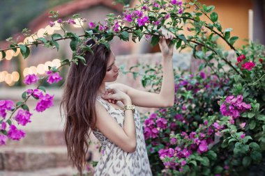 Çiçekli güzel genç bir kadın.
