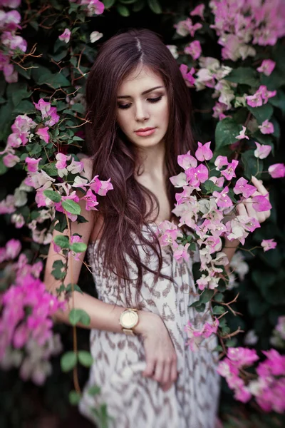 美丽的年轻女子，开着花 — 图库照片