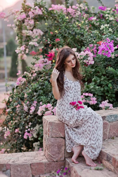 Hermosa joven con flores — Foto de Stock