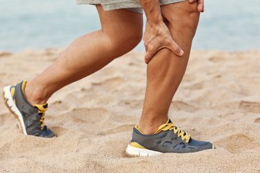 krampları bacak buzağı veya triatlet runner derisindeki burkulma. adam çalıştıran ile spor yaralanma kavramı.