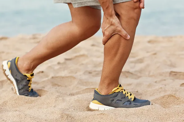 Krampları bacak buzağı veya triatlet runner derisindeki burkulma. adam çalıştıran ile spor yaralanma kavramı. — Stok fotoğraf