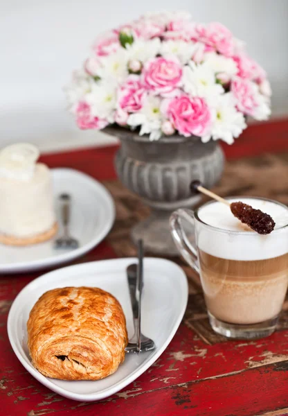 Croissant con flores, latte y pastel de coco —  Fotos de Stock