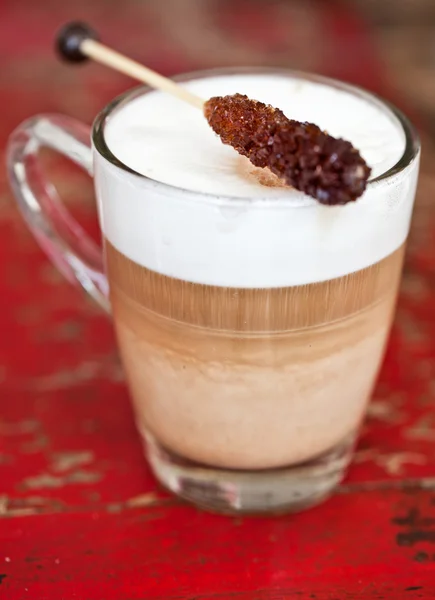 Eine Tasse Café Latte mit Zuckerstange — Stockfoto