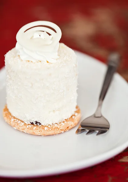 Кокосовое печенье со сливками и белым шоколадом — стоковое фото