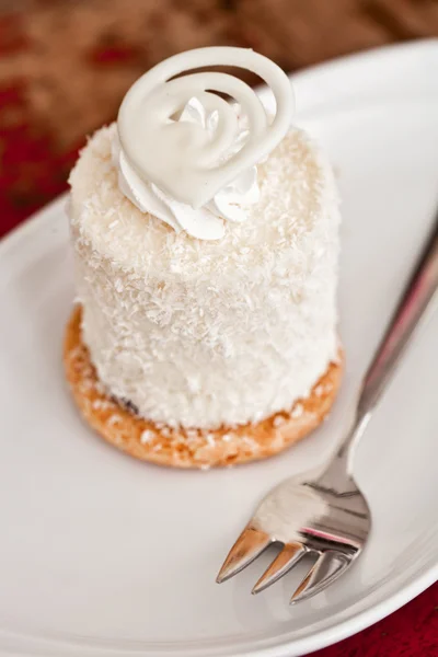 Kue kelapa dengan krim dan cokelat putih — Stok Foto