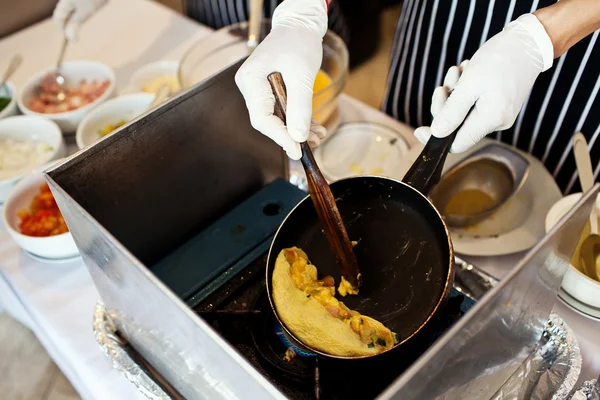 A chef is cooking omelette at restaurant kitchen — Stock Photo, Image