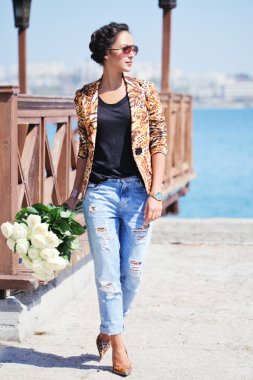 kot pantolon ve ceket güzel bir kadın, sadece beyaz gül buketi aldı.