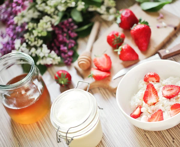 Gesundes Frühstück mit Erdbeere, Quark, Honig und Sahne. — Stockfoto