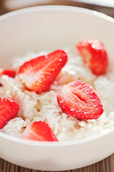 Hälsosam frukost med jordgubbar, färskost, honung och grädde. — Stockfoto