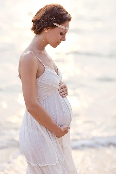 Beautiful young pregnant woman in the summer beach — Stock Photo, Image
