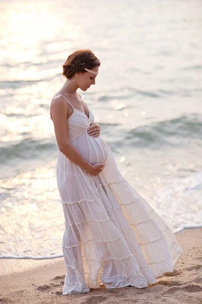 Beautiful young pregnant woman in the summer beach — Stock Photo, Image