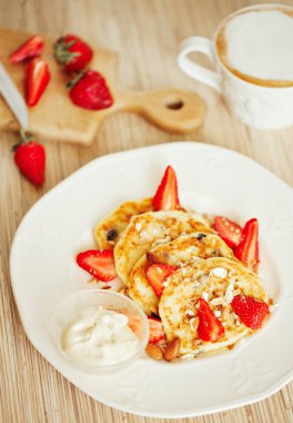 Peynirli krep meyve, olgun çilek, gıda ile yakın çekim