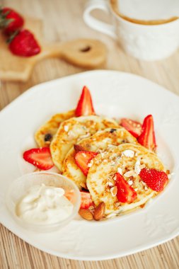 Peynirli krep meyve, olgun çilek, gıda ile yakın çekim