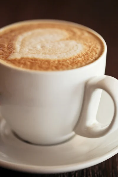 Amore tazza, cuore che attinge caffè arte latte — Foto Stock