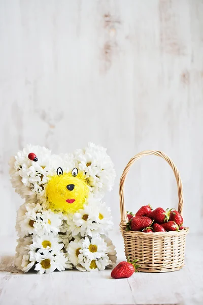 Bear from flowers with strawberry basket — Stock Photo, Image