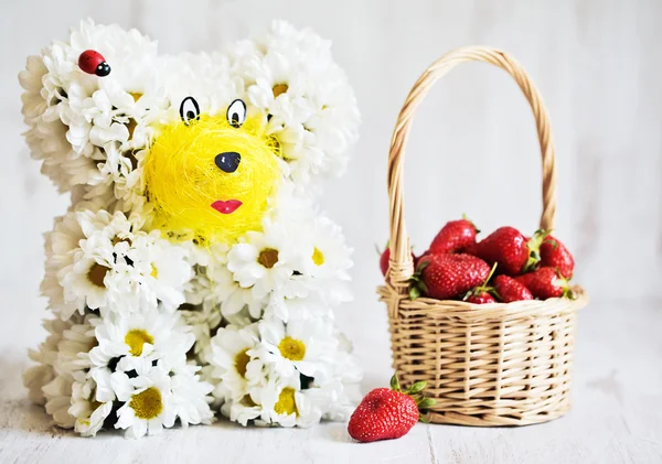 Bear from flowers with strawberry basket — Stock Photo, Image