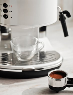 kahve makinesi kahve yapıyor.