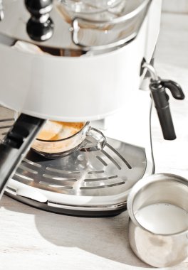 kahve makinesi kahve yapıyor.