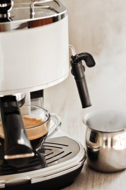 kahve makinesi kahve yapıyor.