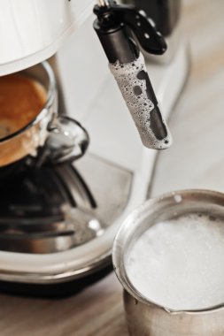 kahve makinesi kahve yapıyor.