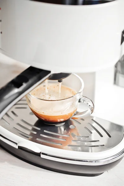 Coffee machine makes coffee — Stock Photo, Image