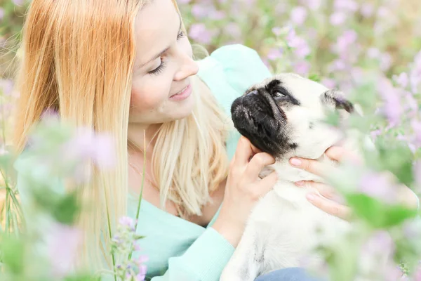 Sevimli sarışın kız köpeğini parka eğleniyor — Stok fotoğraf