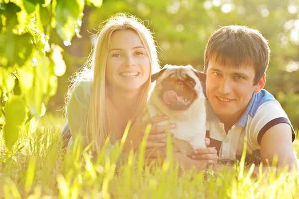 Leuk paar plezier met hun hond in het park — Stockfoto