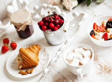 süzme peynir, kakao, kiraz ve kruvasan ile sağlıklı bir kahvaltı