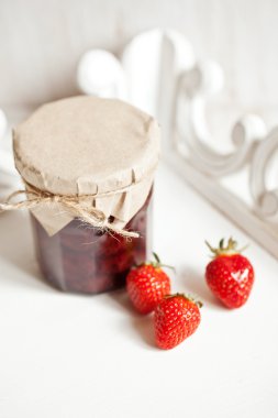 Taze çilekli çilek reçeli