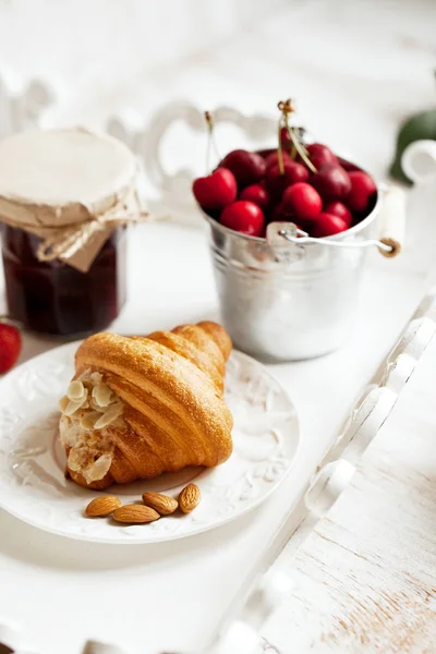 Healthy breakfast with cottage cheese, cacao, cherry and croissant — Stock Photo, Image