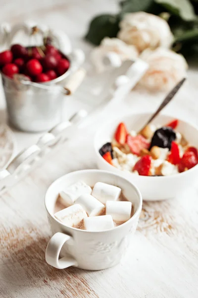 Desayuno saludable con requesón, cacao, cereza y croissant —  Fotos de Stock