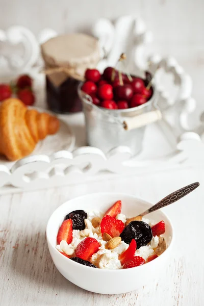 Café da manhã saudável com queijo cottage, cacau, cereja e croissant — Fotografia de Stock