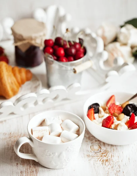 Sarapan sehat dengan keju cottage, kakao, cherry dan croissant — Stok Foto