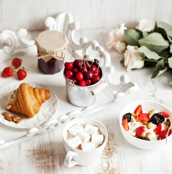 Desayuno saludable con requesón, cacao, cereza y croissant —  Fotos de Stock