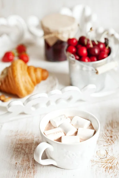 Frisk frokost med cottage cheese, kakao, kirsebær og croissant – stockfoto