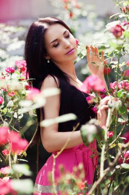 Bahçede gülleri olan güzel bir kadın