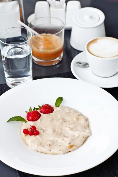 Semolina puuroa lautasella tuoreita mansikoita. Terveys Aamiainen — kuvapankkivalokuva