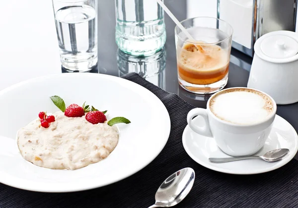 Porridge de semoule dans une assiette avec des fraises fraîches. Petit déjeuner santé — Photo