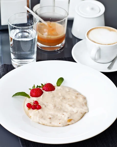 Porridge di semolino in un piatto con fragole fresche. Colazione salute — Foto Stock
