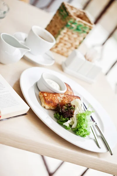 Pannenkoeken gevuld met room en groenten — Stockfoto