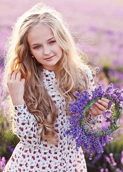 Menina bonita no campo de lavanda — Fotografia de Stock