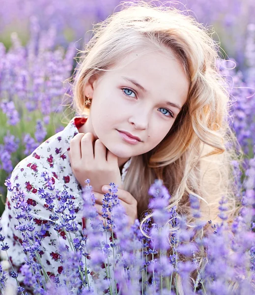 Menina bonita no campo de lavanda — Fotografia de Stock