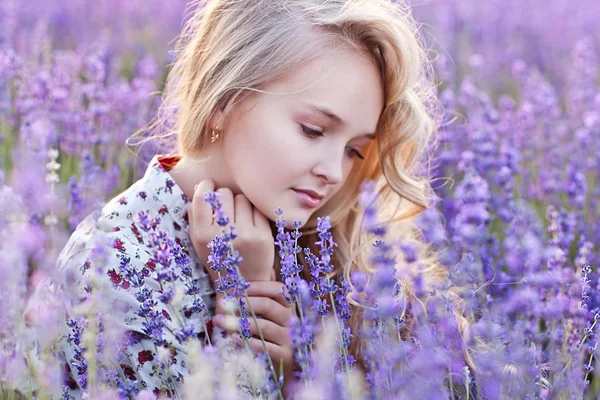 Piękna dziewczyna w lawendowym polu — Zdjęcie stockowe