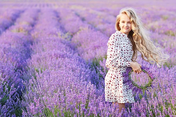 라벤더 밭에서 아름 다운 소녀 — 스톡 사진