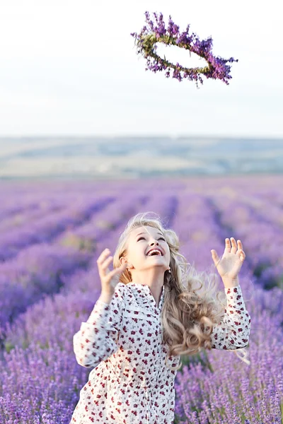 Bella ragazza nel campo di lavanda — Foto Stock