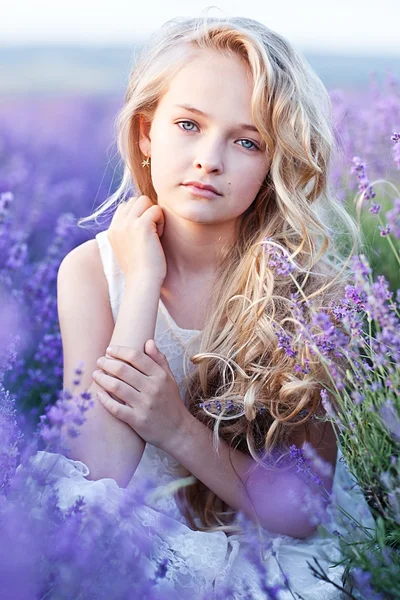 Hermosa chica en el campo de lavanda — Foto de Stock